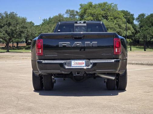 Diamond Black Crystal Pearlcoat 2026 RAM 3500 Laramie Crew Cab 4x4 8' Box