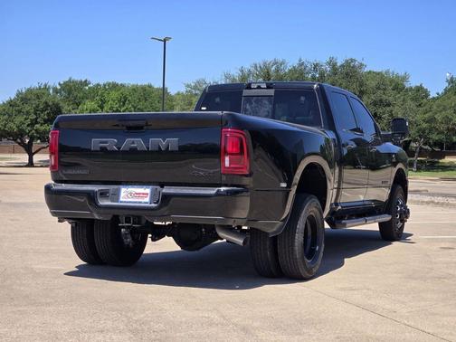 Diamond Black Crystal Pearlcoat 2026 RAM 3500 Laramie Crew Cab 4x4 8' Box