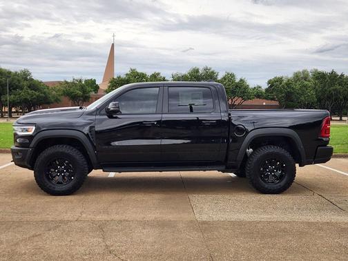 Diamond Black Crystal Pearlcoat 2026 RAM 1500 RHO Crew Cab 4x4 5'7' Box