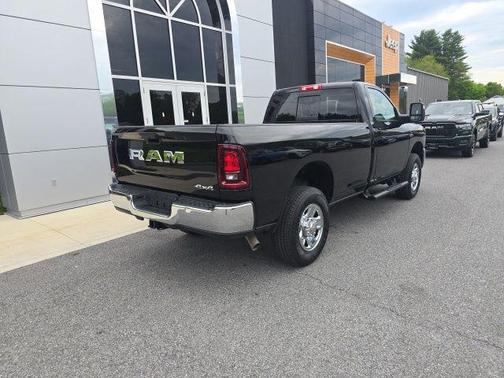 Diamond Black Crystal Pearlcoat 2026 RAM 2500 Tradesman