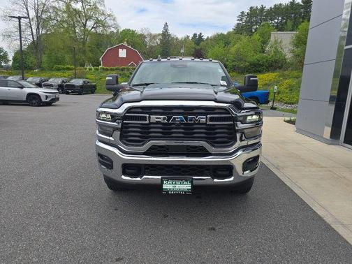 Diamond Black Crystal Pearlcoat 2026 RAM 2500 Tradesman