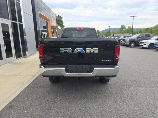 Diamond Black Crystal Pearlcoat 2026 RAM 2500 Tradesman