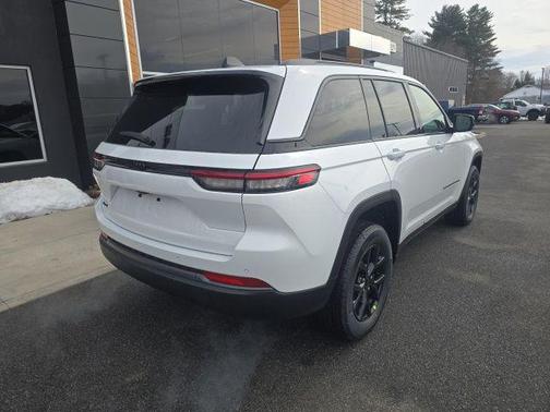 Bright White Clearcoat 2026 Jeep Grand Cherokee Altitude
