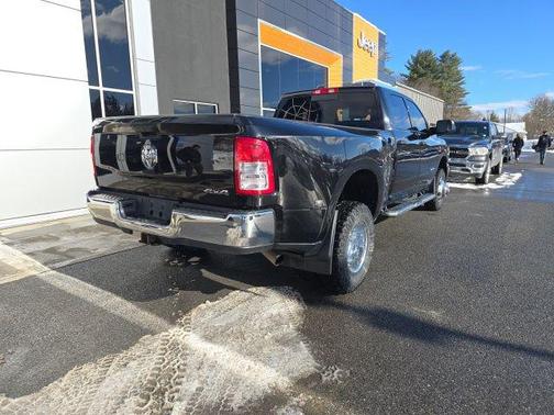 2022 RAM 3500 Tradesman Crew Cab 4x4 8' Box