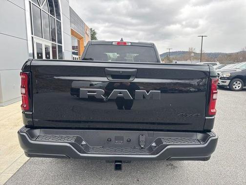 Diamond Black Crystal Pearlcoat 2026 RAM 1500 Tradesman