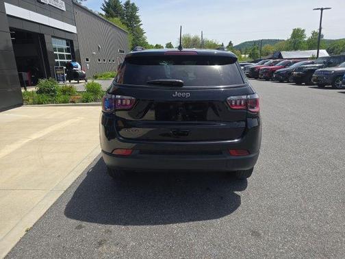 Diamond Black Crystal Pearlcoat 2025 Jeep Compass Latitude