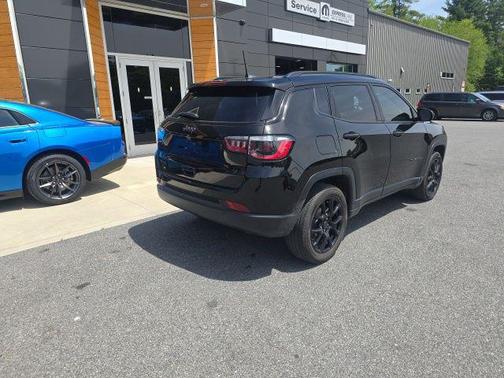 Diamond Black Crystal Pearlcoat 2025 Jeep Compass Latitude