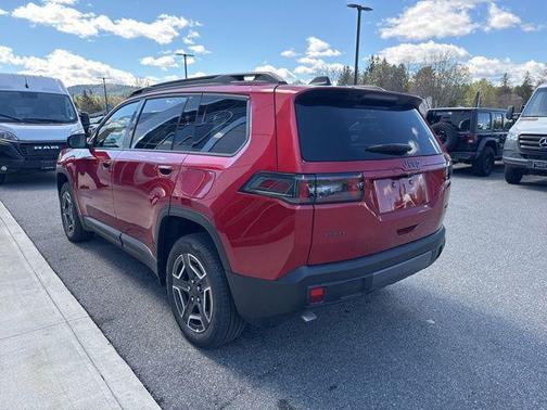 Red Hot Pearlcoat 2026 Jeep Cherokee Laredo 4x4
