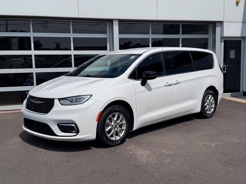 Bright White Clearcoat 2025 Chrysler Pacifica L