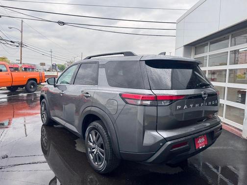 Gun Metallic 2022 Nissan Pathfinder SV 4WD