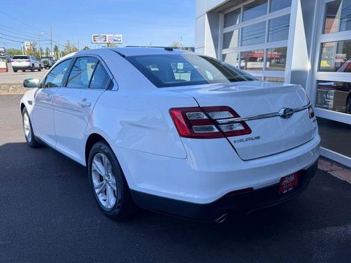 Oxford White 2018 Ford Taurus SE
