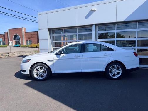 Oxford White 2018 Ford Taurus SE