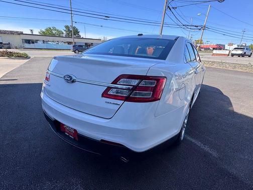 Oxford White 2018 Ford Taurus SE