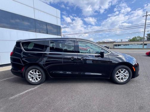 Diamond Black Crystal Pearlcoat 2024 Chrysler Voyager LX