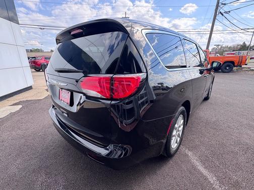 Diamond Black Crystal Pearlcoat 2024 Chrysler Voyager LX