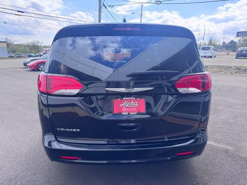 Diamond Black Crystal Pearlcoat 2024 Chrysler Voyager LX