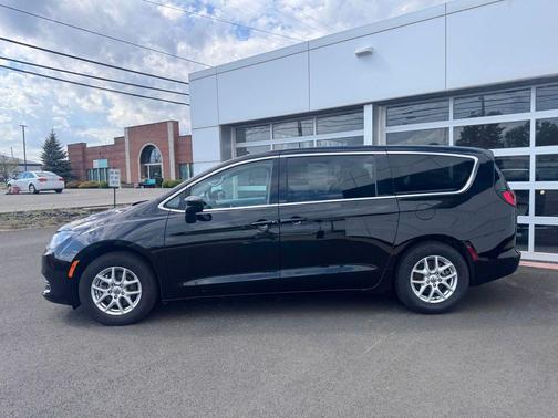 Diamond Black Crystal Pearlcoat 2024 Chrysler Voyager LX
