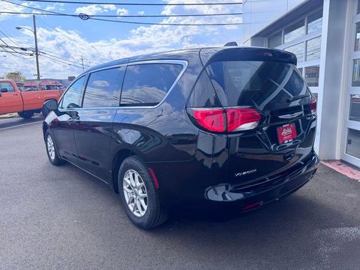 Diamond Black Crystal Pearlcoat 2024 Chrysler Voyager LX