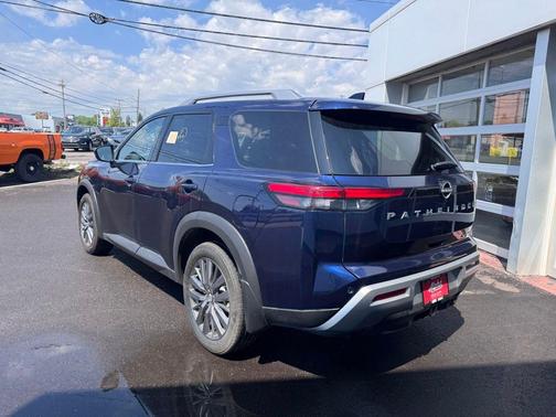 Deep Ocean Blue Pearl 2024 Nissan Pathfinder SL