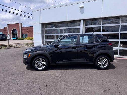 Ultra Black Pearl 2021 Hyundai KONA SE