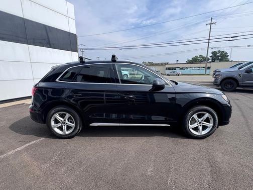Black 2023 Audi Q5 40 Premium