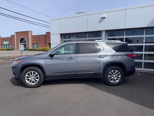 Satin Steel Metallic 2018 Chevrolet Traverse LT Cloth