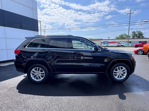 Diamond Black Crystal Pearlcoat 2017 Jeep Grand Cherokee Laredo