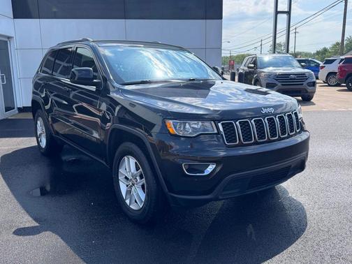 Diamond Black Crystal Pearlcoat 2017 Jeep Grand Cherokee Laredo