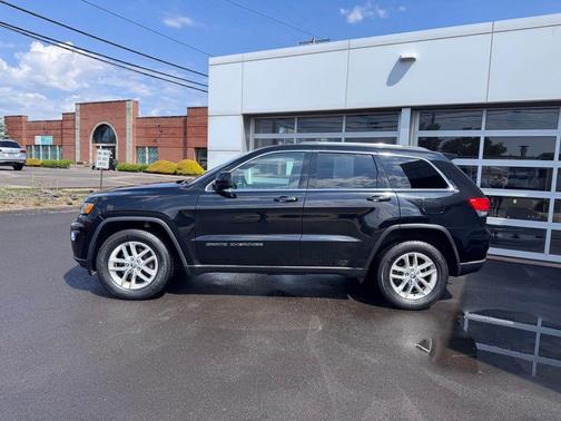 Diamond Black Crystal Pearlcoat 2017 Jeep Grand Cherokee Laredo