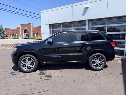 Diamond Black Crystal Pearlcoat 2020 Jeep Grand Cherokee Overland