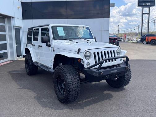 Bright White Clearcoat 2014 Jeep Wrangler Unlimited Sahara