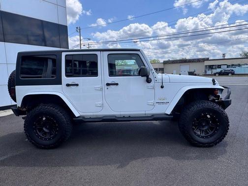 Bright White Clearcoat 2014 Jeep Wrangler Unlimited Sahara