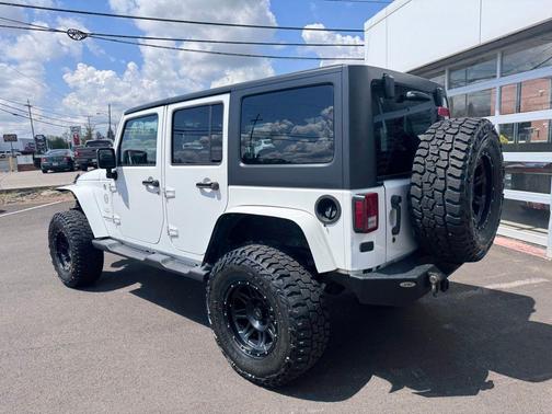 Bright White Clearcoat 2014 Jeep Wrangler Unlimited Sahara