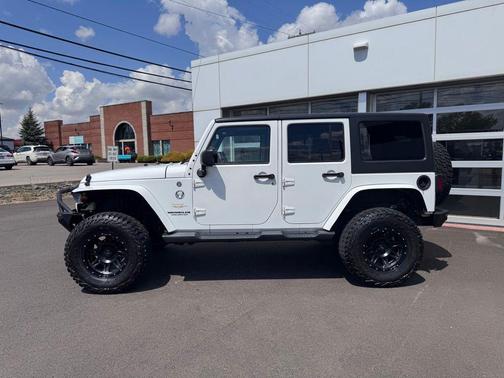 Bright White Clearcoat 2014 Jeep Wrangler Unlimited Sahara