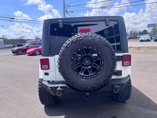 Bright White Clearcoat 2014 Jeep Wrangler Unlimited Sahara