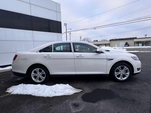 White Platinum Metallic Tri-Coat 2017 Ford Taurus SEL