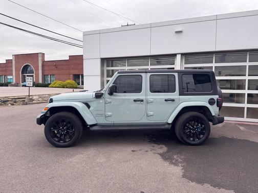 Earl Clearcoat 2023 Jeep Wrangler Sahara