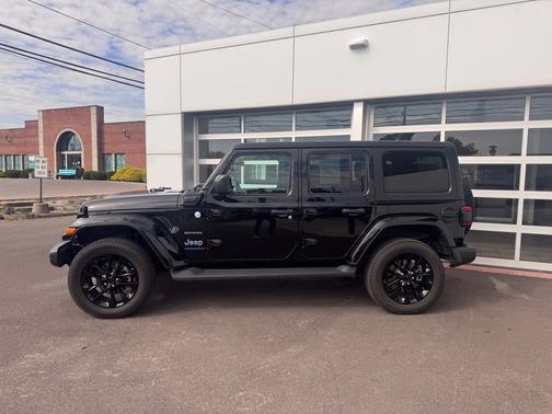 Black Clearcoat 2023 Jeep Wrangler Sahara