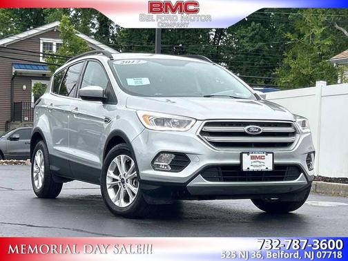 Ingot Silver Metallic 2017 Ford Escape SE