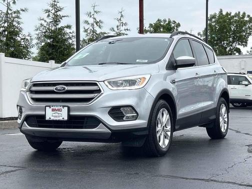 Ingot Silver Metallic 2017 Ford Escape SE