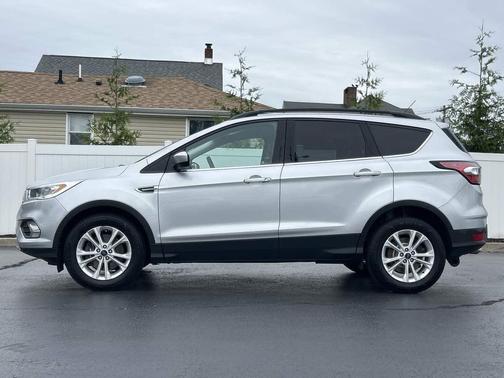 Ingot Silver Metallic 2017 Ford Escape SE