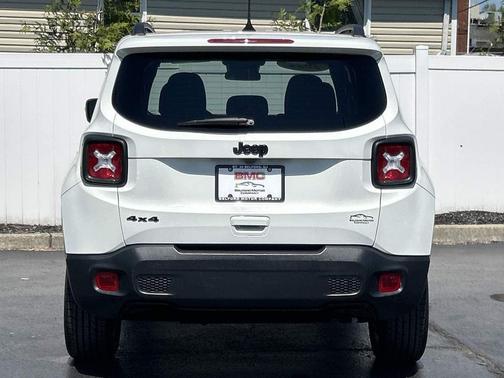 Alpine White Clearcoat 2022 Jeep Renegade Altitude