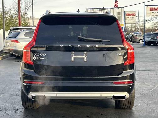 2016 Volvo XC90 T6 Momentum