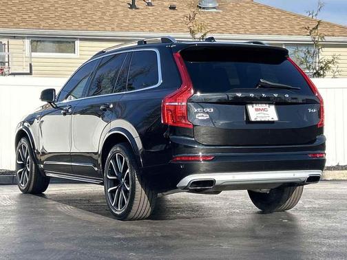 2016 Volvo XC90 T6 Momentum
