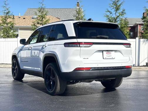 Bright White Clearcoat 2022 Jeep Grand Cherokee Altitude