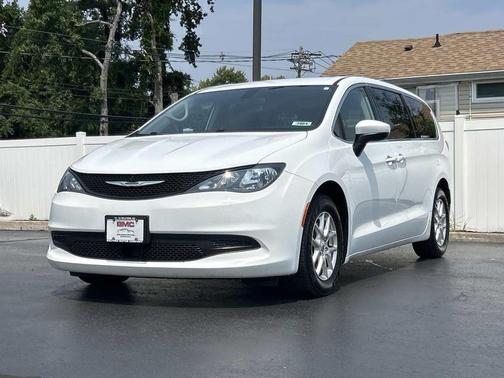Bright White Clearcoat 2022 Chrysler Voyager LX
