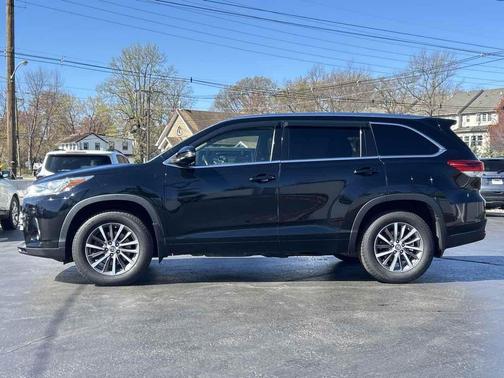 Midnight Black Metallic 2017 Toyota Highlander XLE