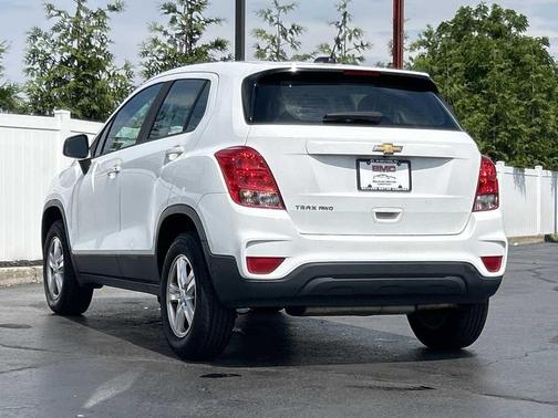 Summit White 2017 Chevrolet Trax LS