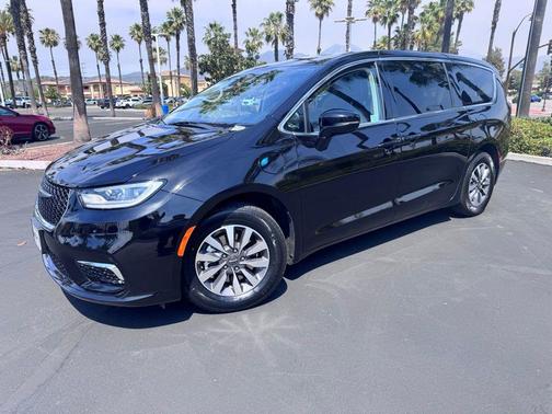 2024 Chrysler Pacifica Hybrid Select