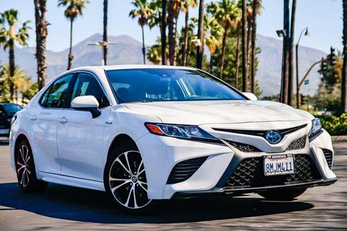Super White 2020 Toyota Camry SE